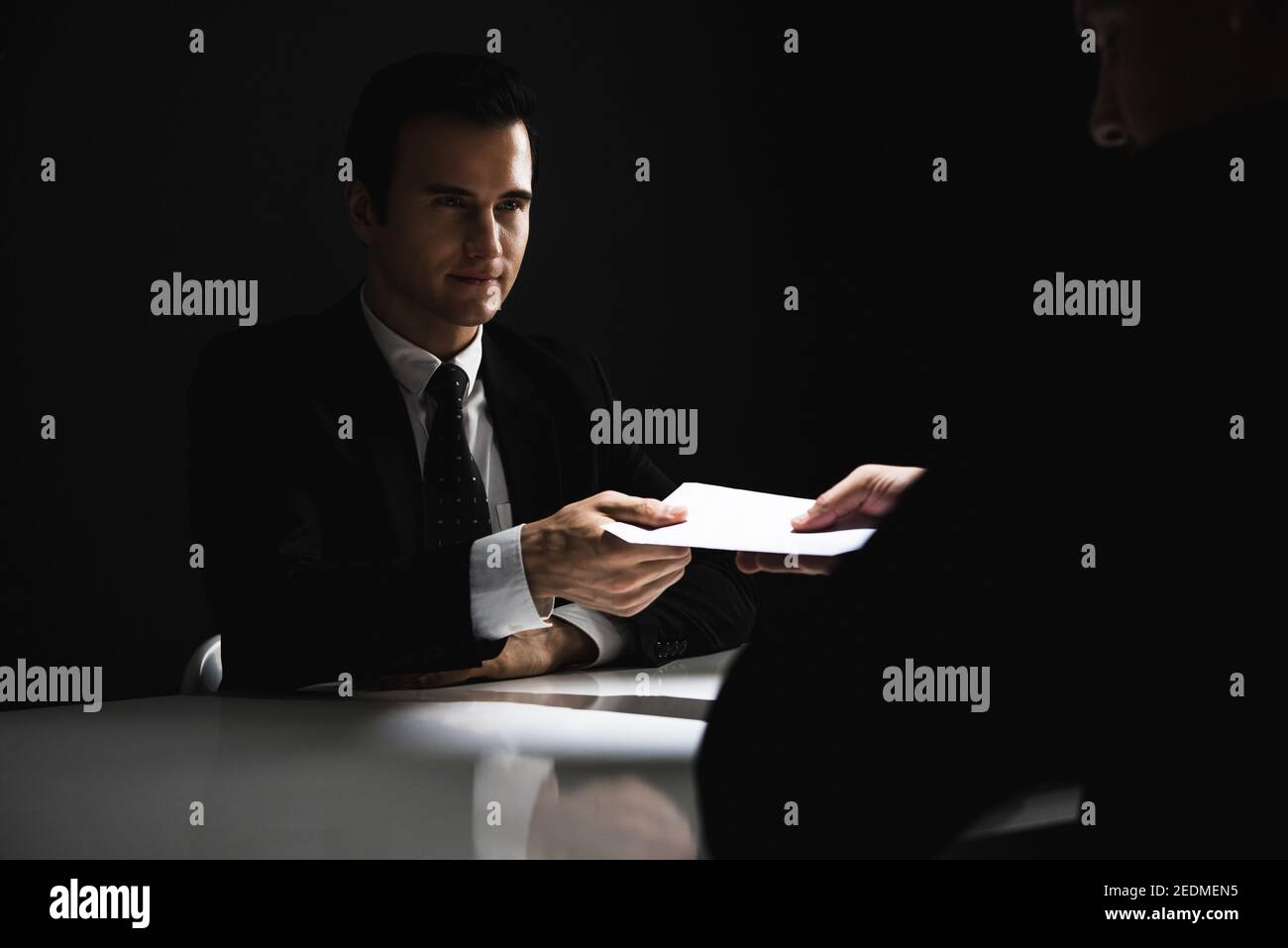 Homme d'affaires donnant de l'argent de pot-de-vin dans l'enveloppe à l'associé dedans une escroquerie à la corruption Banque D'Images