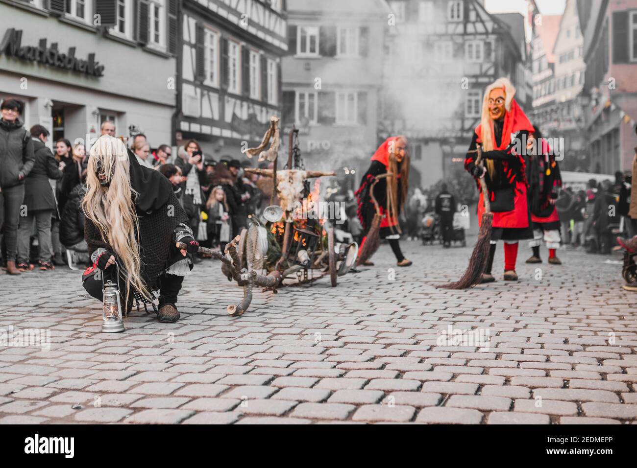 Tuebingen, Allemagne - 09 février 2020 : Fasnet souabe - procession de carnaval colorée dans la rue de la vieille ville de Tübingen - Fa souabe-Alemannic Banque D'Images