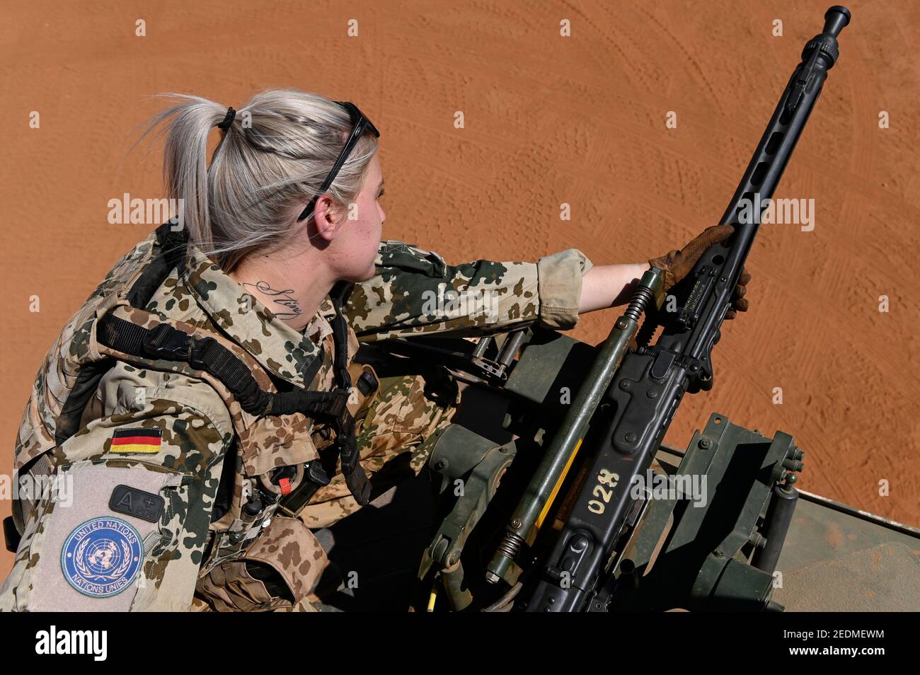 MALI, Gao, mission de maintien de la paix des Nations Unies MINUSMA, Camp Castor, armée allemande Bundeswehr, femme soldat sur camion spécial avec MG 3 A 1 mitrailleuse automatique, fabriquée par la compagnie de défense allemande Rheinmetall AG en 1969 Banque D'Images