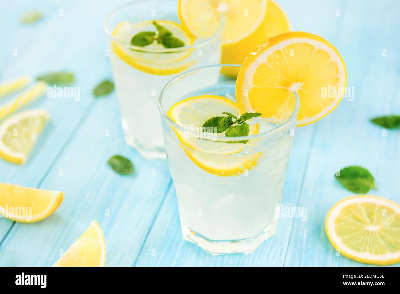 Boissons rafraîchissantes pour l'été, jus de limonade froid et aigre-doux avec glaçons dans les verres garnis de tranches de citrons frais Banque D'Images