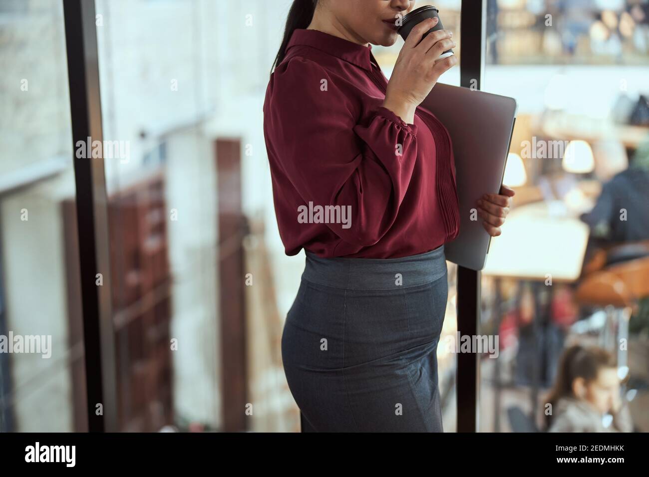 Gros plan de la femme brune appréciant son café Banque D'Images