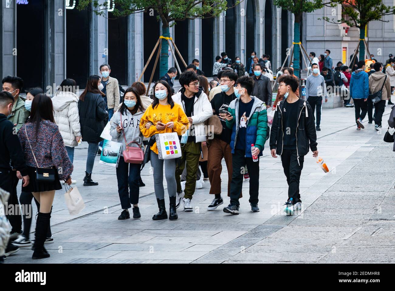 Wuhan Chine , 14 février 2021 : Groupe de personnes portant un masque chirurgical sur les vacances de la semaine du nouvel an chinois 2021 à Jianghan sur la route piétonne Banque D'Images