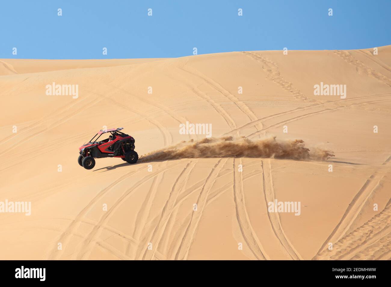 Désert de Liwa, Abu Dhabi, eau - 12 février 2021 : buggy faisant des tours de saut dans le désert lors d'une journée ensoleillée. Banque D'Images