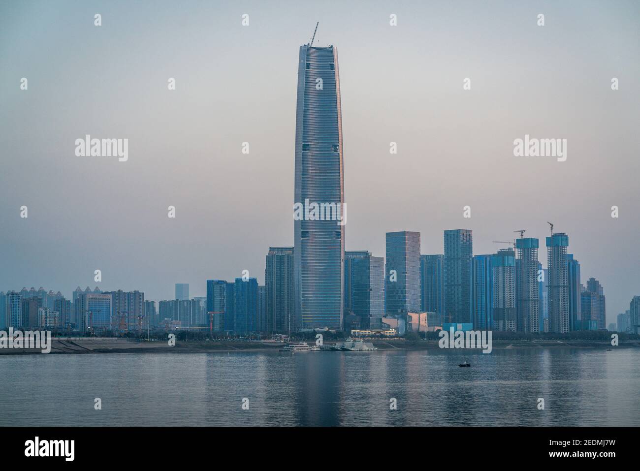 Horizon de Wuhan et rivière Yangtze avec gratte-ciel surgrand en construction En 2021 à Wuhan Hubei Chine Banque D'Images