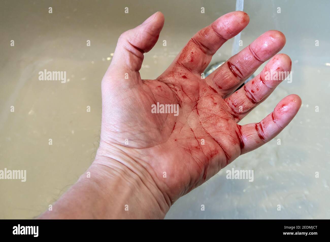 Main sanglante dans le lavabo de salle de bains, saignement, criminel et suicide concept Banque D'Images