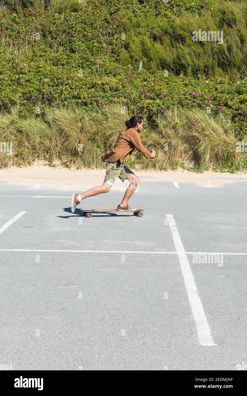 Un skateboarder dans un parking à Newquay, en Cornouailles. Banque D'Images