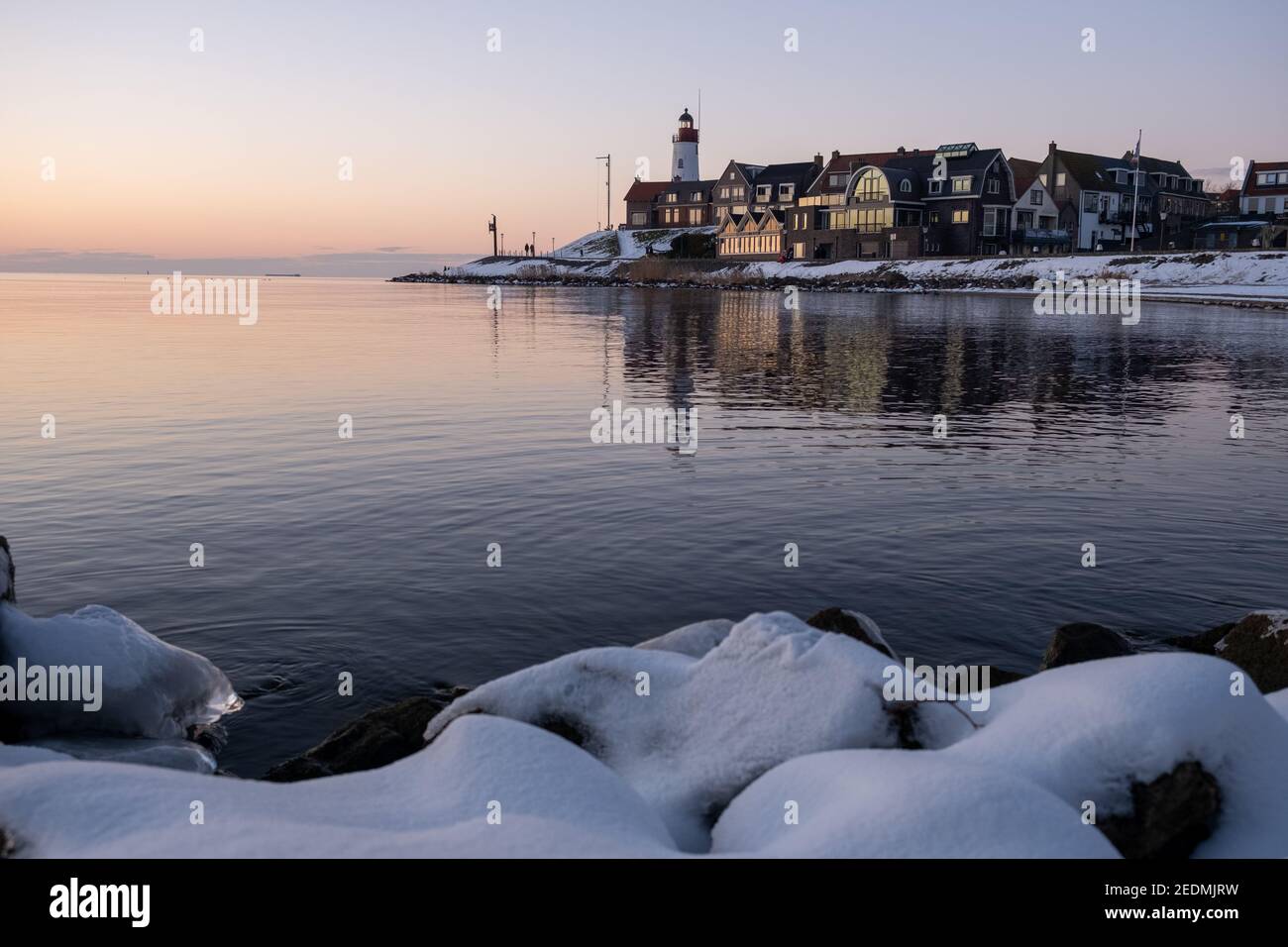 Plage couverte de neige pendant le wnter par le phare d'Urk aux pays-Bas. Temps froid d'hiver aux pays-Bas Banque D'Images