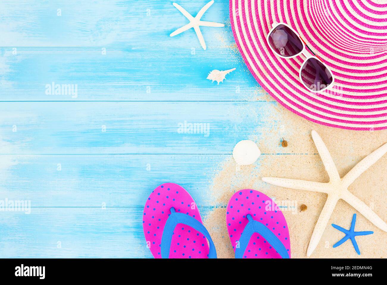 Coloré vacances d'été plage arrière-plan avec des accessoires sur panneau bleu clair en bois, décor de bordure sur la vue de dessus avec espace de copie Banque D'Images
