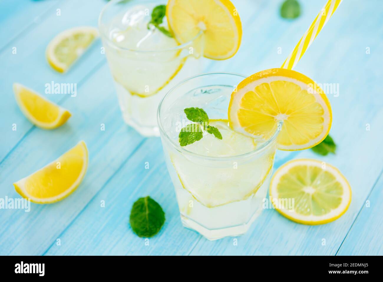Boissons rafraîchissantes pour l'été, jus de limonade froid et aigre-doux avec glaçons dans les verres garnis de tranches de citrons frais Banque D'Images