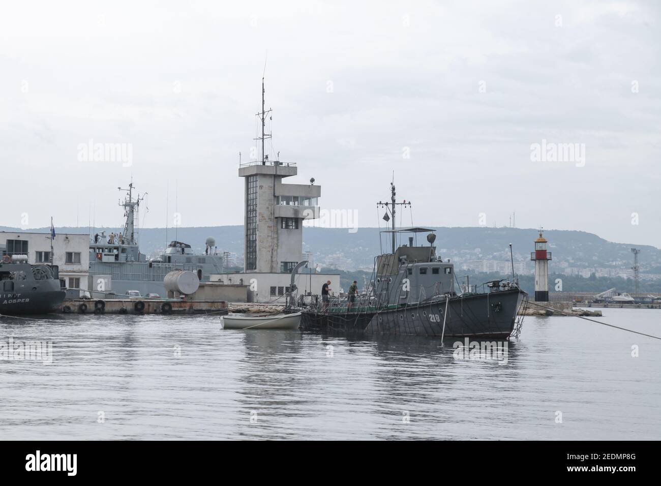 Varna, Bulgarie - 16 juillet 2014 : bateau à remorqueurs coque numéro 218 de la Marine bulgare se tient à la base navale de Varna Banque D'Images
