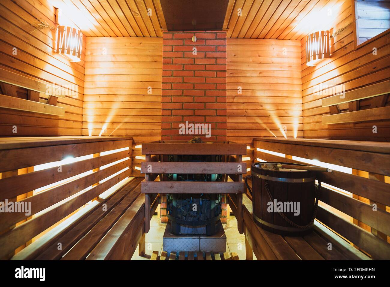 À l'intérieur du hammam dans la salle de bains - bancs en bois et arôme  boisé à haute température Photo Stock - Alamy