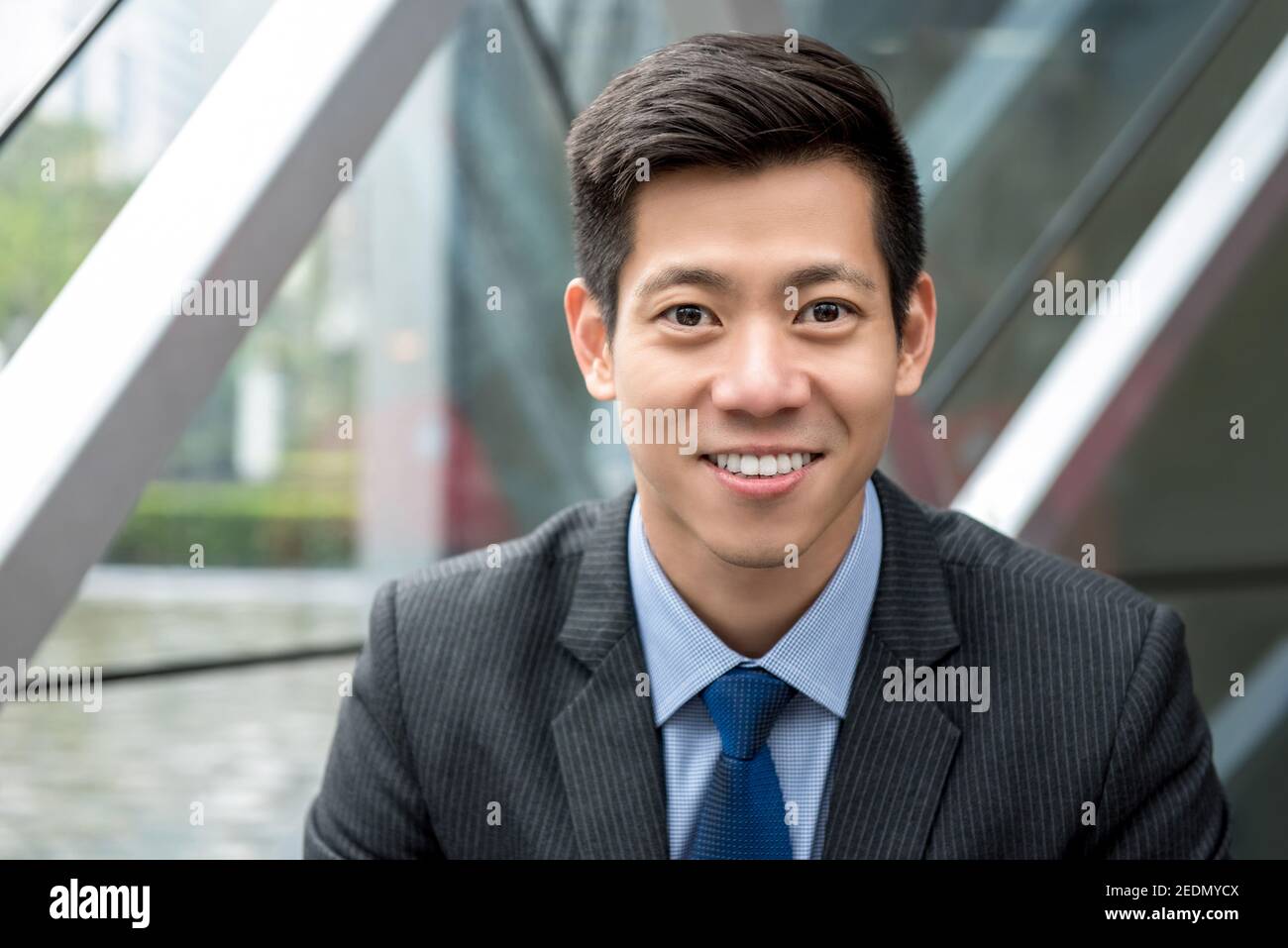 Homme en costume cravate au bureau Banque de photographies et d'images à  haute résolution - Alamy