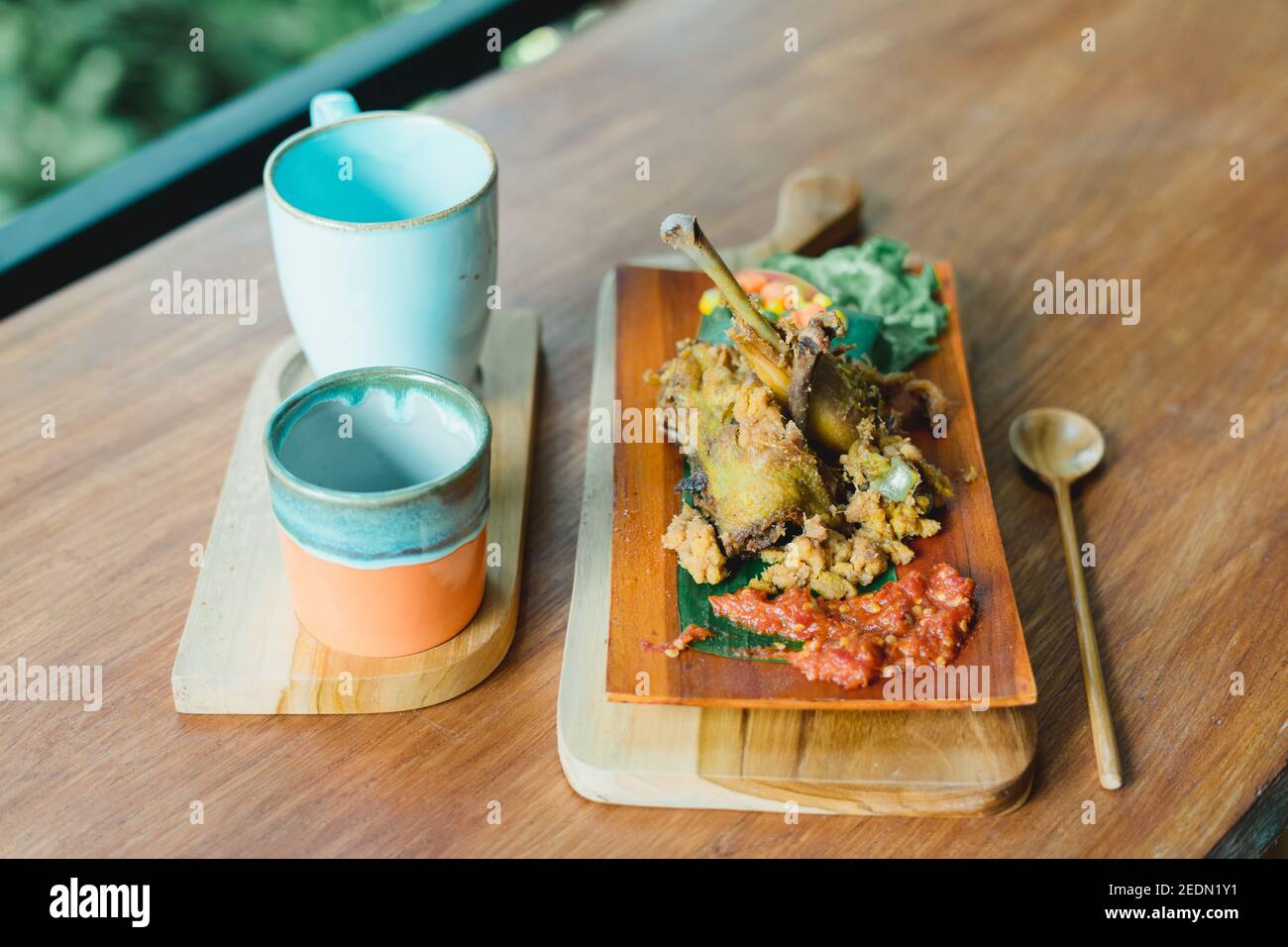 Ayam indonésien goreng kremes ou poulet frit traditionnel Banque D'Images