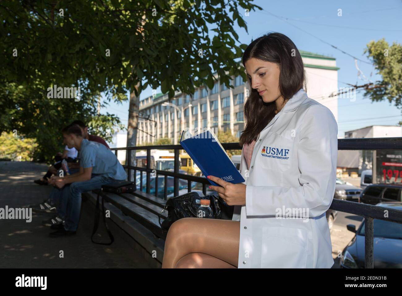 01.09.2016, Chisinau, Chisinau, Moldova - joli étudiant en médecine devant l'Université d'Etat de médecine et de pharmacie Nicolae Testemitanu (USMF). Banque D'Images