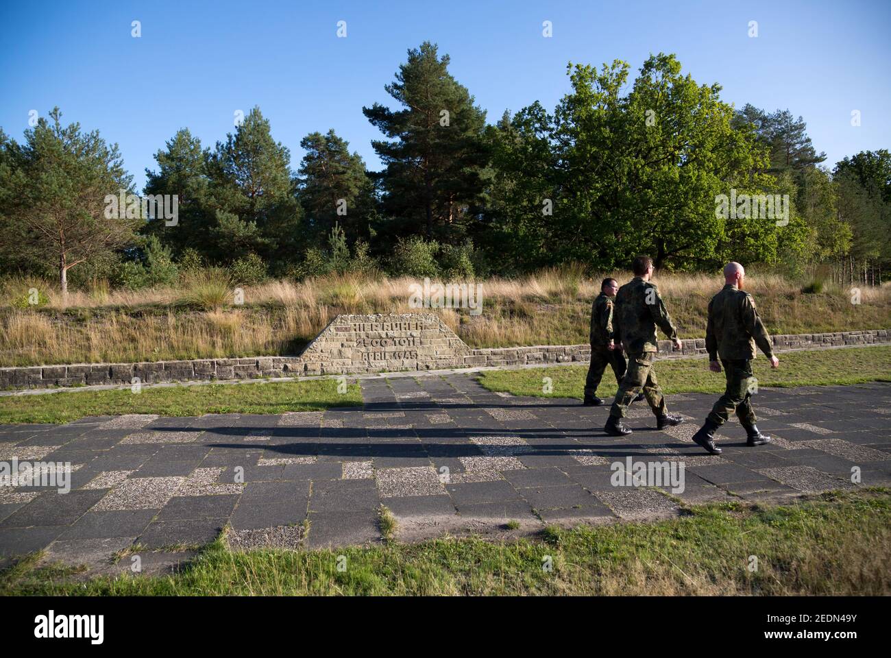 19.09.2020, Lohheide, Basse-Saxe, Allemagne - Mémorial de Bergen-Belsen, tombe de masse de 1945 avec 2500 morts, les soldats de la Bundeswehr visitent l'ancien camp Banque D'Images