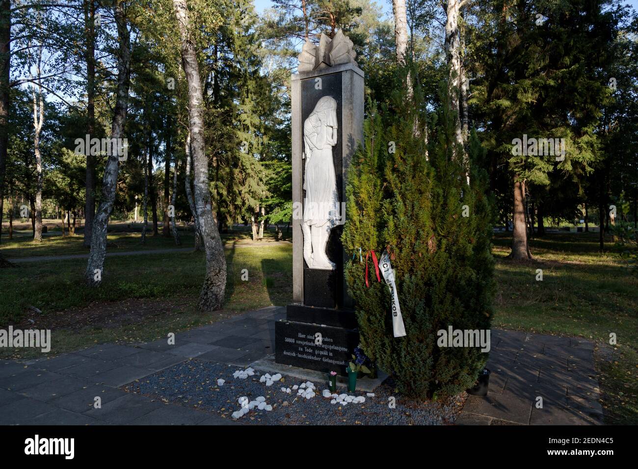 20.09.2020, Lohheide, Basse-Saxe, Allemagne - tombe avec sculpture, zone d'entrée, cimetière de prisonniers de guerre du mémorial de Bergen-Belsen. Couchez-vous sur le côté Banque D'Images