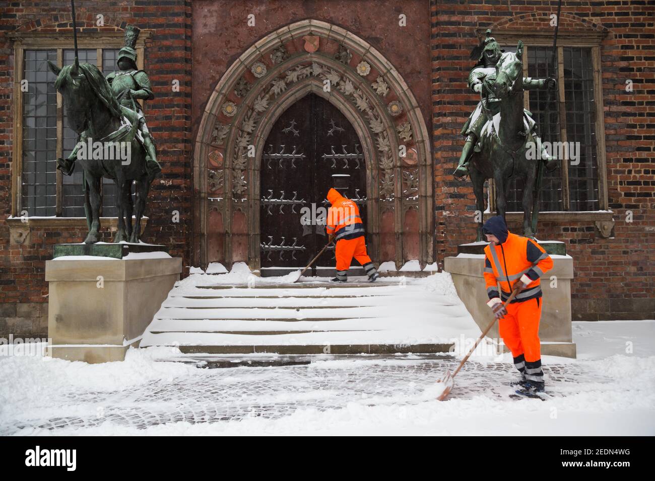 07.02.2021, Brême, Brême, Allemagne - le service municipal de nettoyage de Brême pendant l'entretien d'hiver devant l'entrée de la ville de Brême hal Banque D'Images
