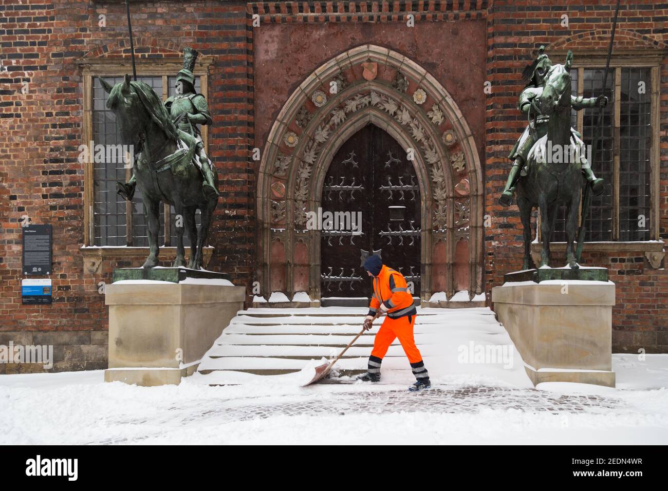 07.02.2021, Brême, Brême, Allemagne - le service de nettoyage municipal de Brême pendant l'entretien hivernal devant l'entrée de l'hôtel de ville de Brême. 0 Banque D'Images