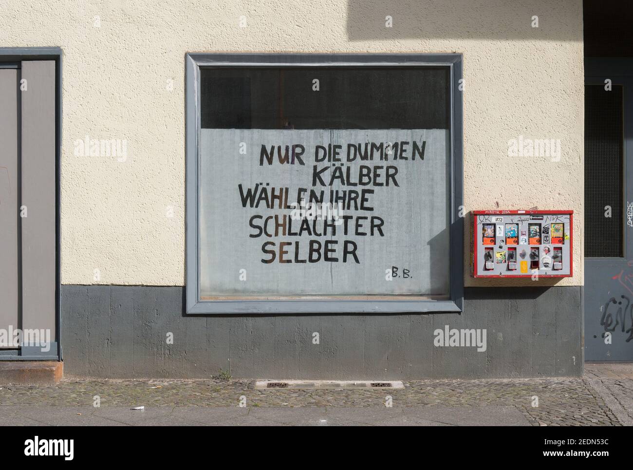 12 03 17 Berlin Allemagne Mitte Devis De Bertolt Brecht A La Fenetre D Une Boutique Citation Du Kaelbermarsch De 1943 Parodie Du Horst W Photo Stock Alamy 12 03 17 Berlin Allemagne Mitte Devis De Bertolt Brecht A La Fenetre D Une Boutique Citation Du Kaelbermarsch De 1943 Parodie Du Horst W Photo Stock Alamy