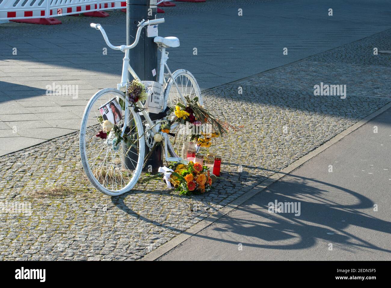 28.02.2019, Berlin, , Allemagne - Berlin-Mitte - Ghost Bike, également appelé Mahnrad ou Geisterrad, sur une rue principale de Berlin. 0CE190228D004CAROEX.JPG [MO Banque D'Images