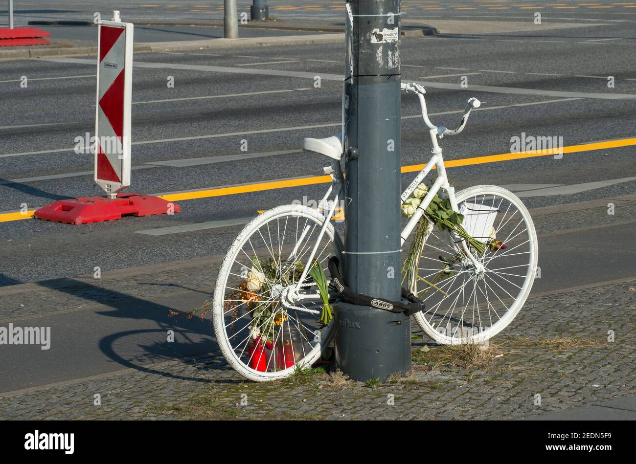 28.02.2019, Berlin, , Allemagne - Mitte - Ghost Bike, également appelé Mahnrad ou Geisterrad, sur une route principale de Berlin. 0CE190228D003CAROEX.JPG [VERSION DU MODÈLE : Banque D'Images