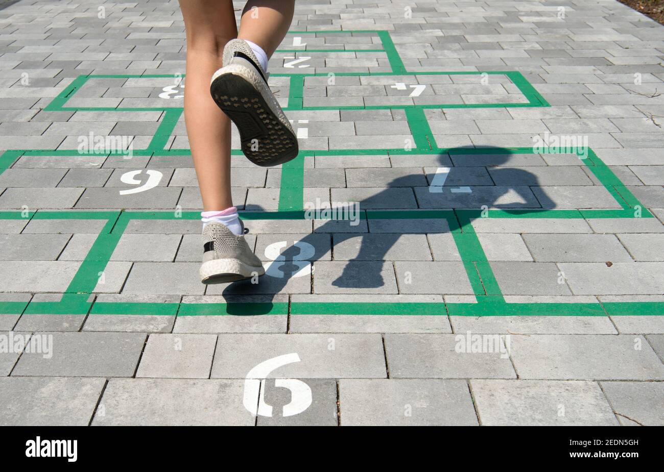 06.06.2019, Berlin, , Allemagne - Berlin-Mitte - filles jouant le hopscotch. 0CE190606D003CAROEX.JPG [AUTORISATION DU MODÈLE : NON, AUTORISATION DU PROPRIÉTAIRE : NON (c) caro ima Banque D'Images