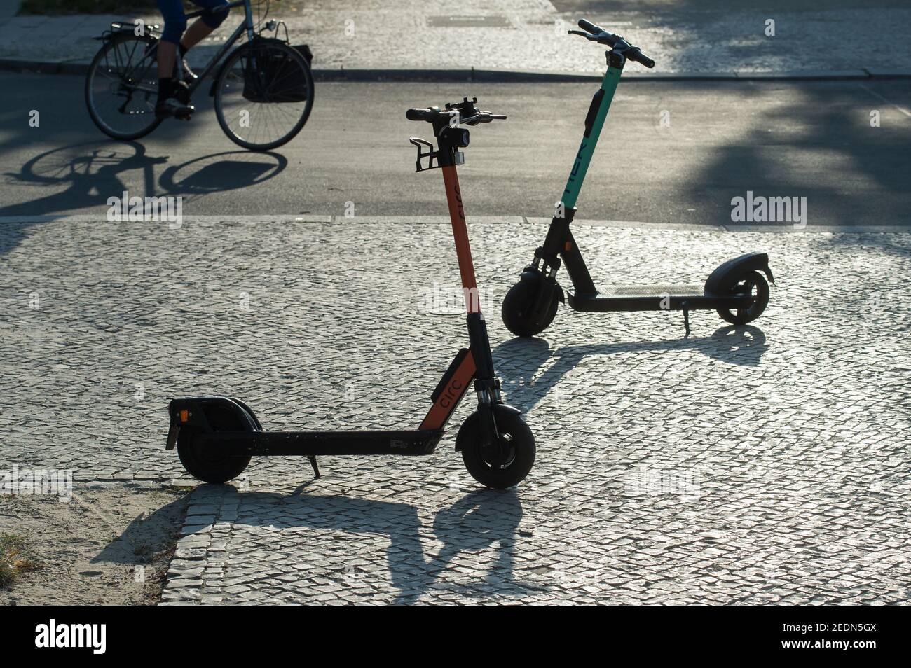 13.08.2019, Berlin, , Allemagne - E-trottinettes garées sur la chaussée. 0CE190813D002CAROEX.JPG [AUTORISATION DU MODÈLE : NON APPLICABLE, AUTORISATION DU PROPRIÉTAIRE : NON (C) C Banque D'Images