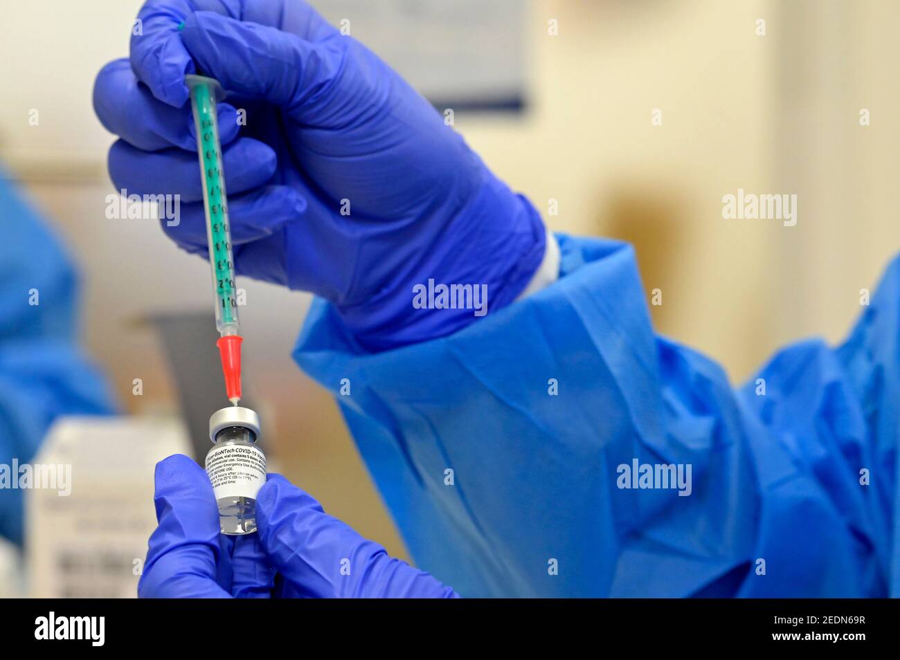 21.01.2021, Essen, Rhénanie-du-Nord-Westphalie, Allemagne - la vaccination de Corona dans un foyer de soins. Un membre du personnel médical de la maison de soins, portant le p Banque D'Images