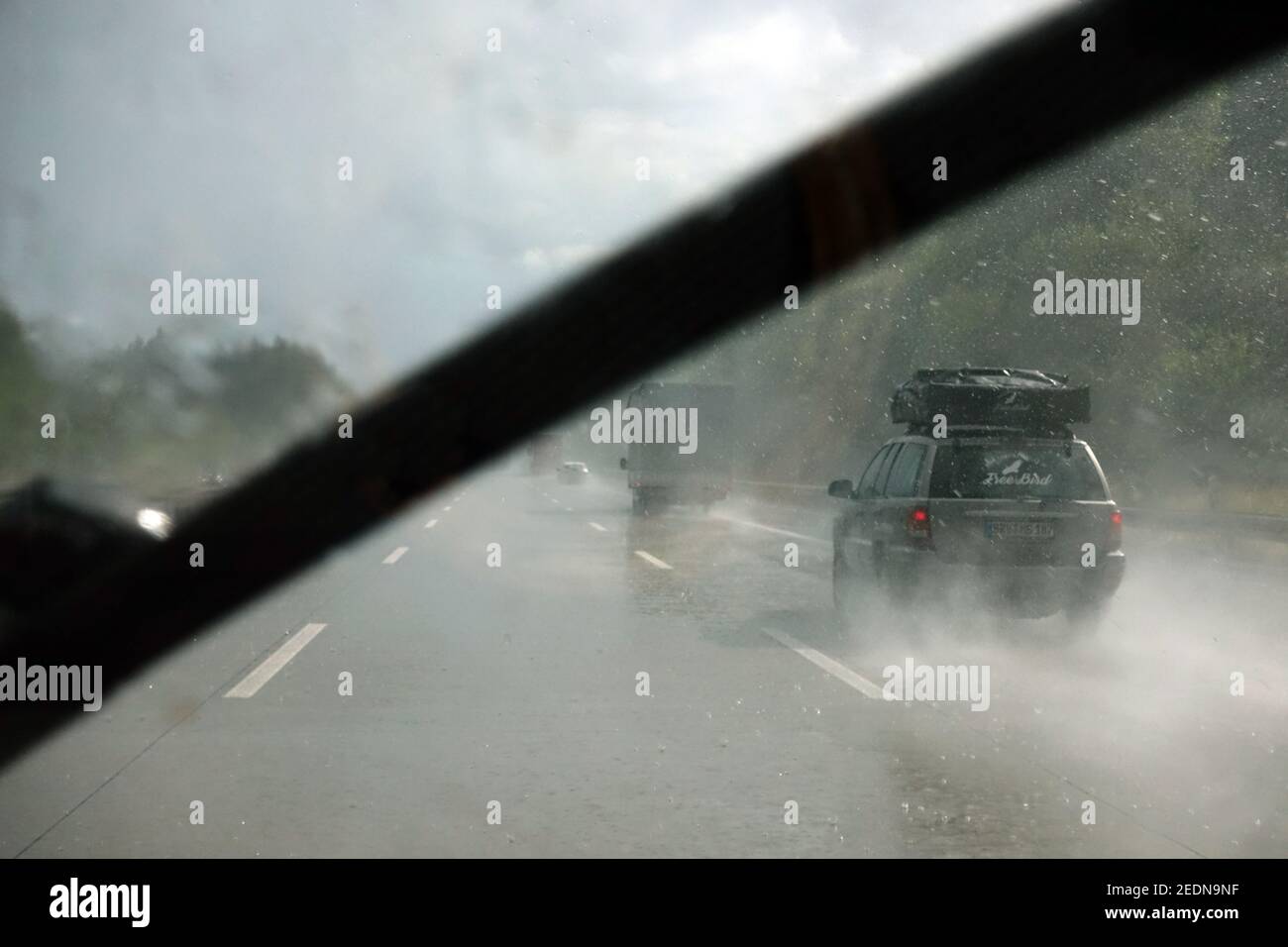 18.08.2020, Droyssig, Saxe-Anhalt, Allemagne - essuie-vitre assure une vue claire sur le pare-brise d'une voiture en cas de forte pluie. 00S200818D352CAROE Banque D'Images 18.08.2020, Droyssig, Saxe-Anhalt, Allemagne - essuie-vitre assure une vue claire sur le pare-brise d'une voiture en cas de forte pluie. 00S200818D352CAROE Banque D'Images