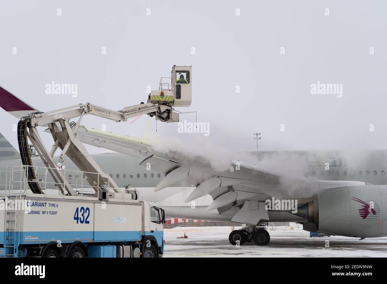 Ukraine, Kiev - 12 février 2021 : dégivrage de l'appareil avant le vol. La machine de dégivrage. Avion passager avec antigel. L'hiver à l'airpor Banque D'Images