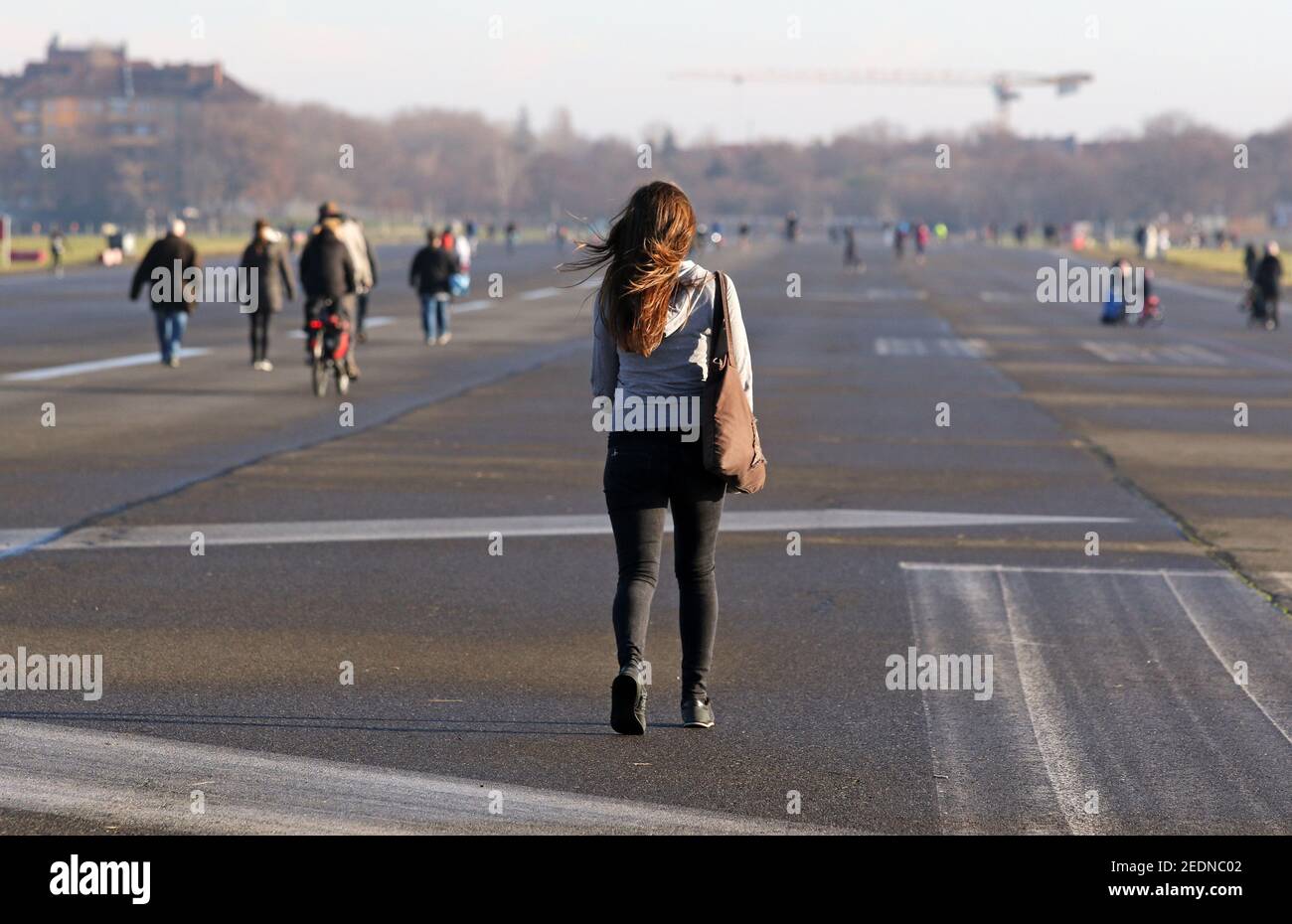 19.12.2020, Berlin, Berlin, Allemagne - les gens sur le Tempelhofer Feld. 00S201219D667CAROEX.JPG [AUTORISATION DU MODÈLE : NON, AUTORISATION DU PROPRIÉTAIRE : NON (c) image de CARO Banque D'Images