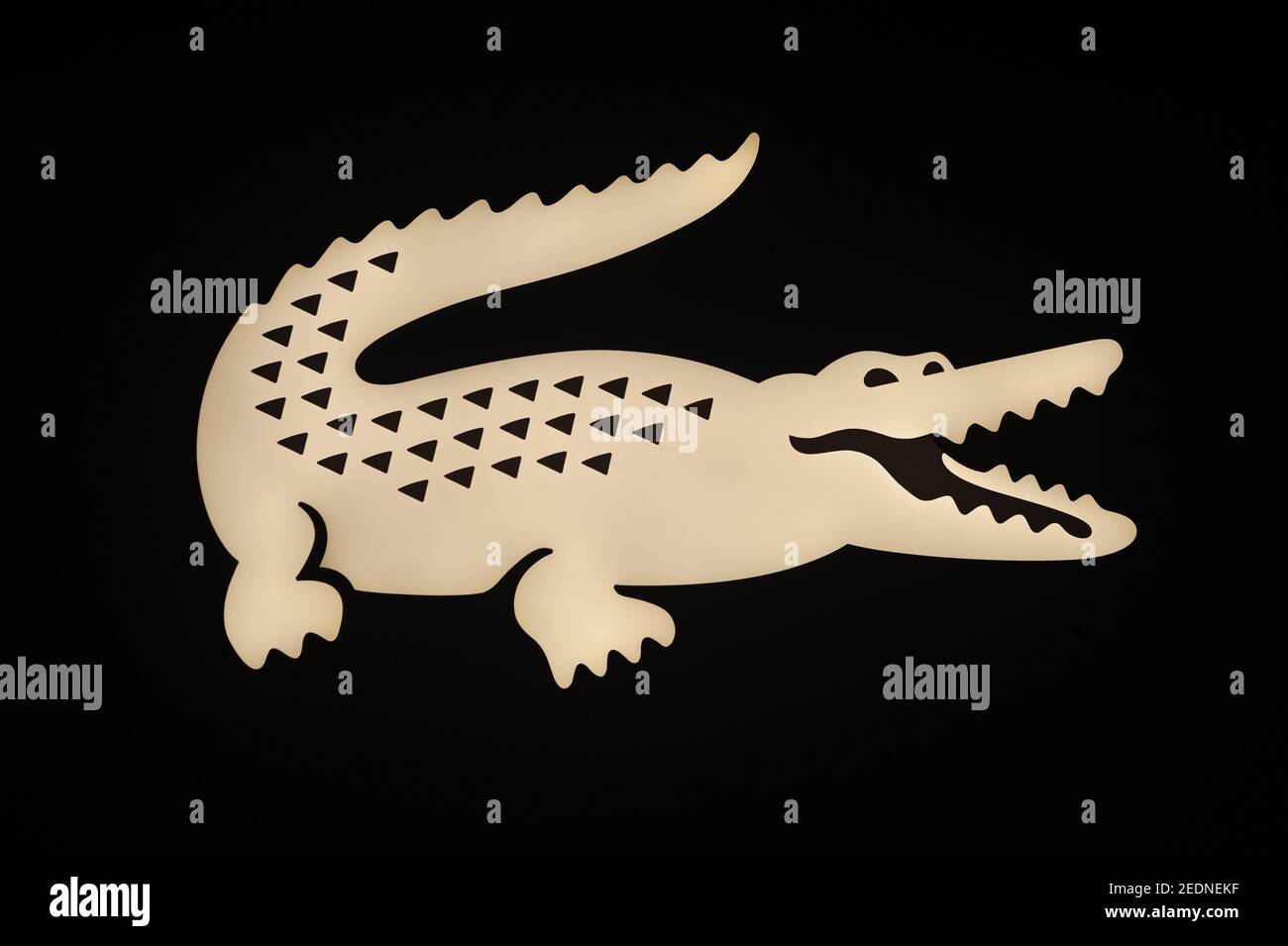 21.01.2021, Singapour, , Singapour - logo d'entreprise illuminé de la marque  emblématique et du label de mode Lacoste avec le célèbre crocodile dans un  magasin dans le n Photo Stock - Alamy