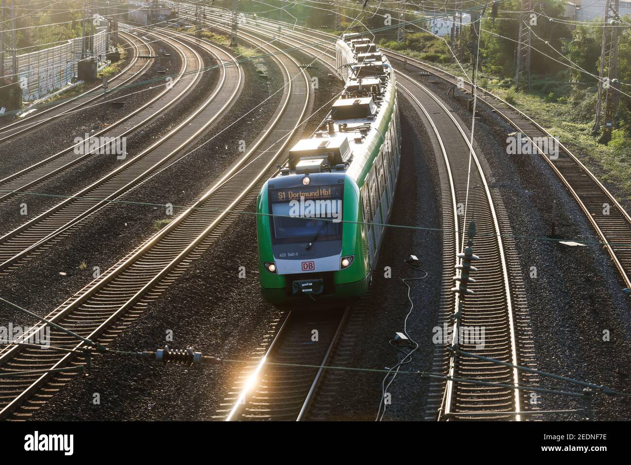07.09.2020, Essen, Rhénanie-du-Nord-Westphalie, Allemagne - voies ferrées en contre-jour du soleil du soir, train S-Bahn S1 pour Dortmund. 00X200907D208CA Banque D'Images