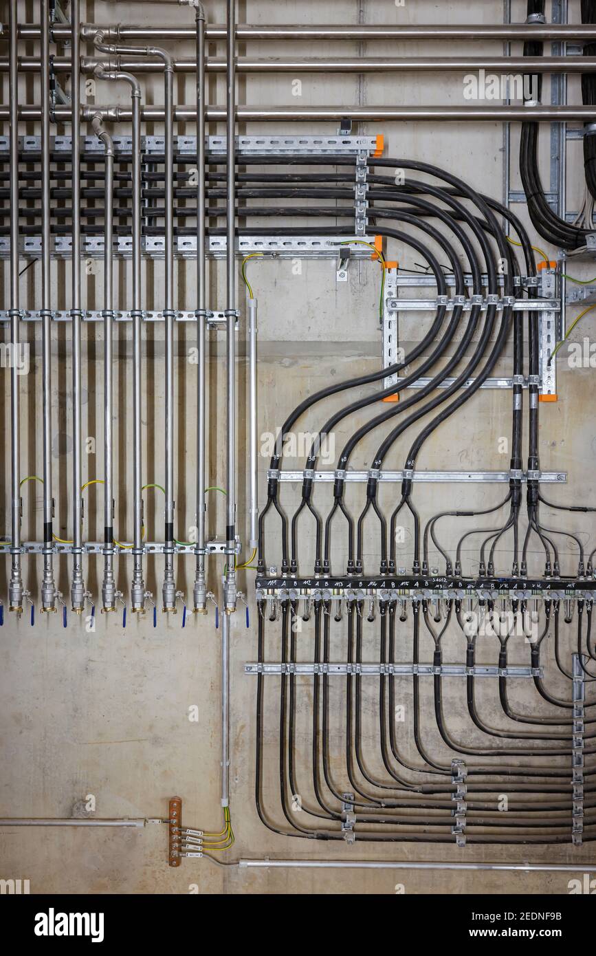 28.10.2020, Oberhausen, Rhénanie-du-Nord-Westphalie, Allemagne - conduites hydrauliques et conduites d'eau de refroidissement dans la construction industrielle, nouvelle construction Banque D'Images