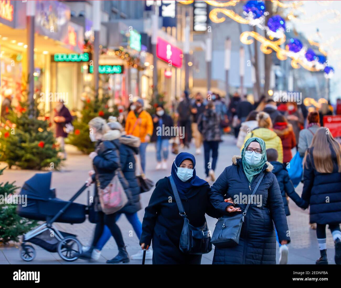 20.11.2020, Bochum, Rhénanie-du-Nord-Westphalie, Allemagne - les masques sont obligatoires dans le centre-ville de Bochum pendant la deuxième partie de l'enfermement. Passants Banque D'Images