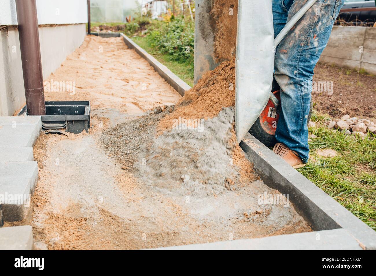 Construction d'une zone aveugle en béton pour le drainage des eaux pluviales - pavés décoratifs Banque D'Images