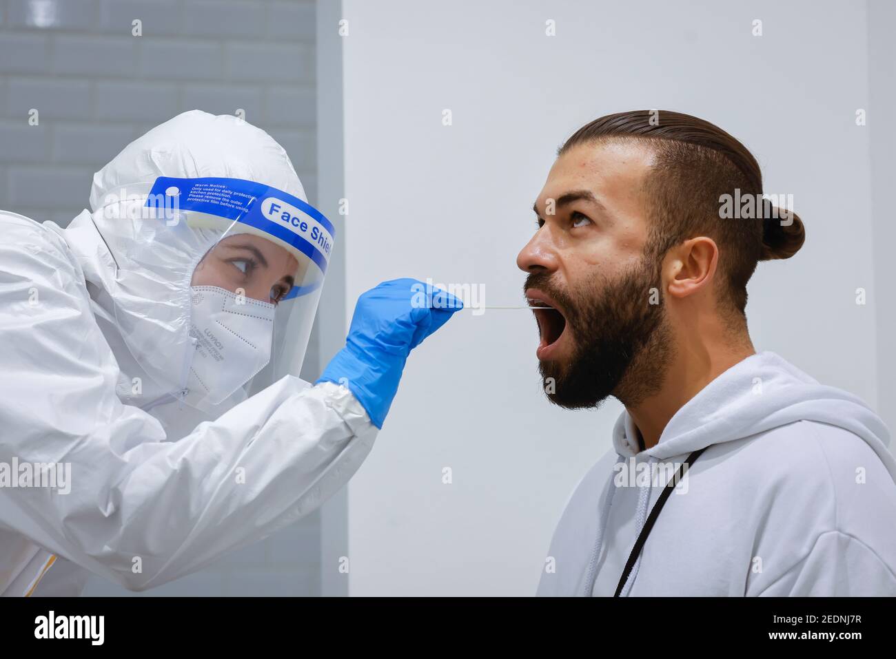 08.01.2021, Cologne, Rhénanie-du-Nord-Westphalie, Allemagne - test rapide Covid au centre de test Medicare, écouvillon de gorge sur coton-tige (scène posée). 00X210 Banque D'Images