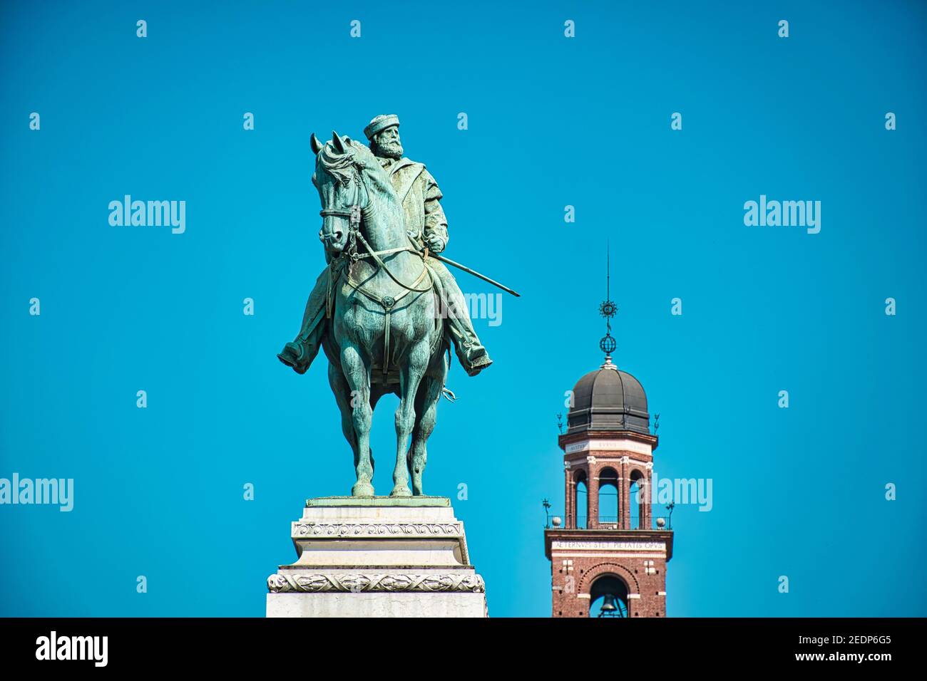 Milan, Italie, 08.29.2020 UN monument géant Giuseppe Garibaldi, Monumento a Giuseppe Garibaldi en face du château Sforza, Castello Sforzesco à Milan Banque D'Images