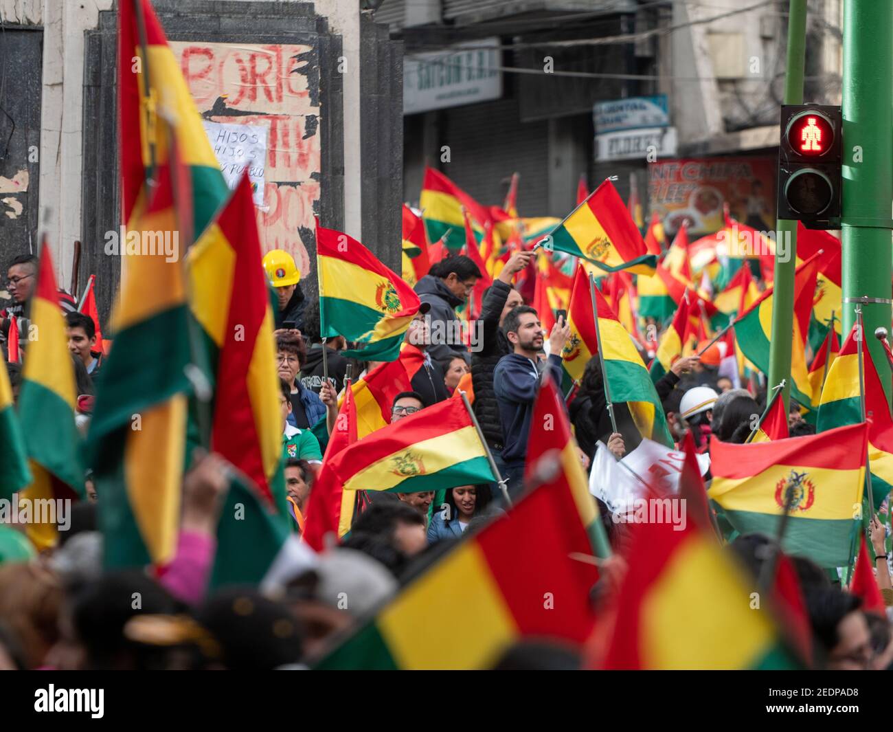 Les manifestants célèbrent après la démission du président bolivien Evo Morales à la Paz, en Bolivie, le 10 novembre 2019. Banque D'Images