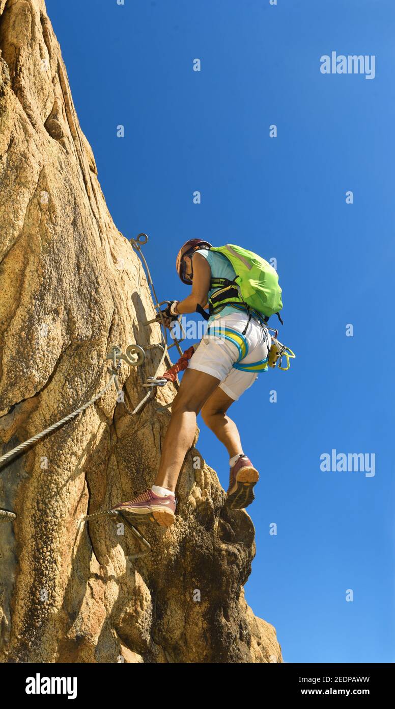 Grimpeur sur un rocher, via ferrata A Buccarona, France, Corse, Solenzara Banque D'Images