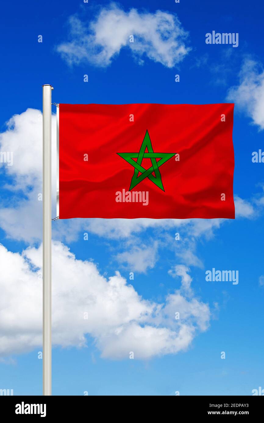 Drapeau du Maroc contre ciel bleu ciel nuageux, Maroc Banque D'Images