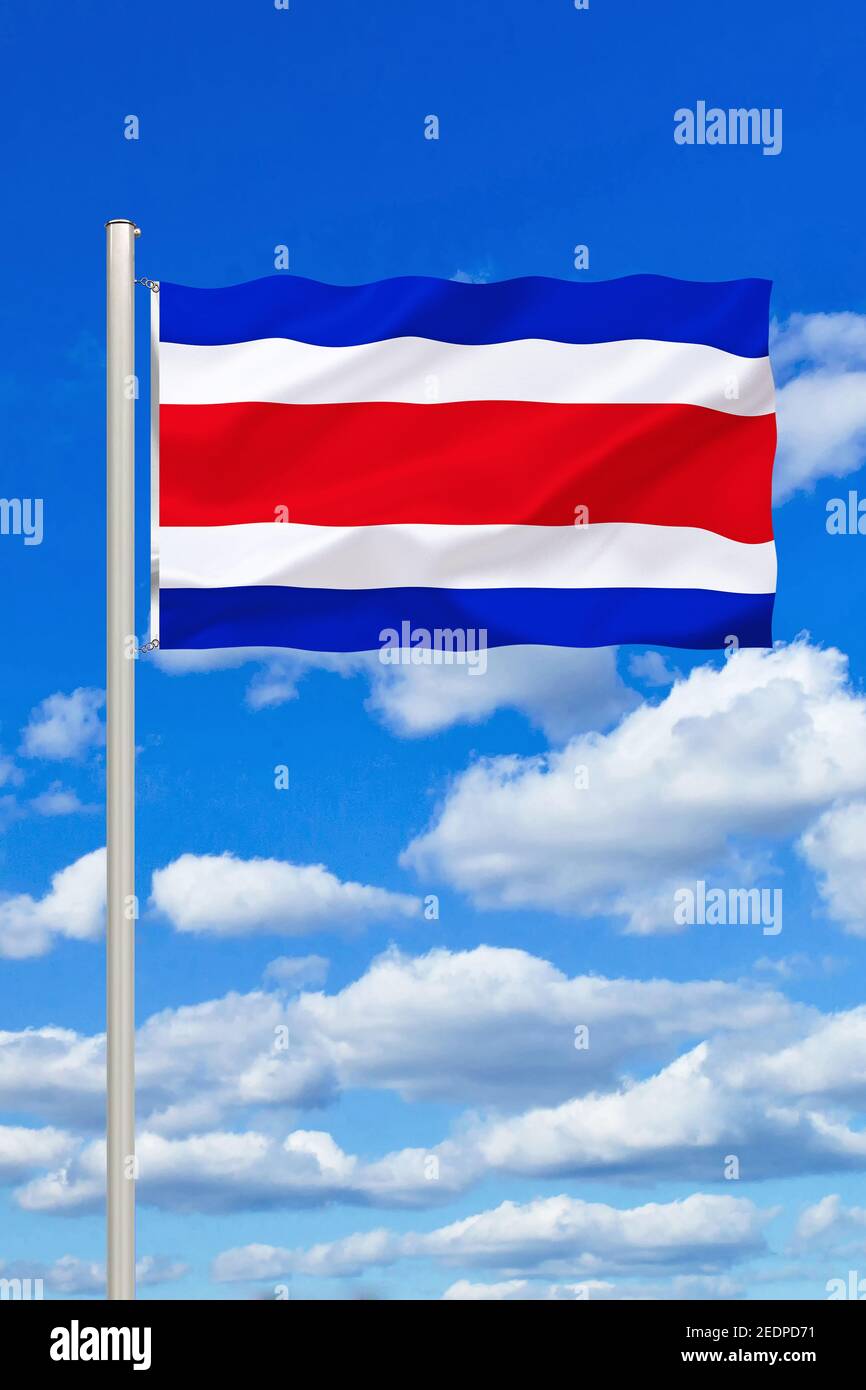 Drapeau du Costa Rica contre ciel bleu nuageux, Costa Rica Banque D'Images