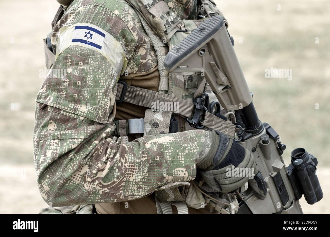 Soldat avec fusil d'assaut et drapeau d'Israël sur l'uniforme militaire. Collage. Banque D'Images