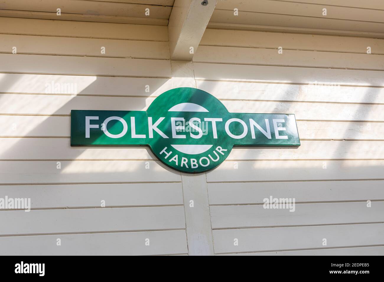 Un panneau de chemin de fer sur le chemin de fer de Folkestone Harbour Arm rénové station Banque D'Images