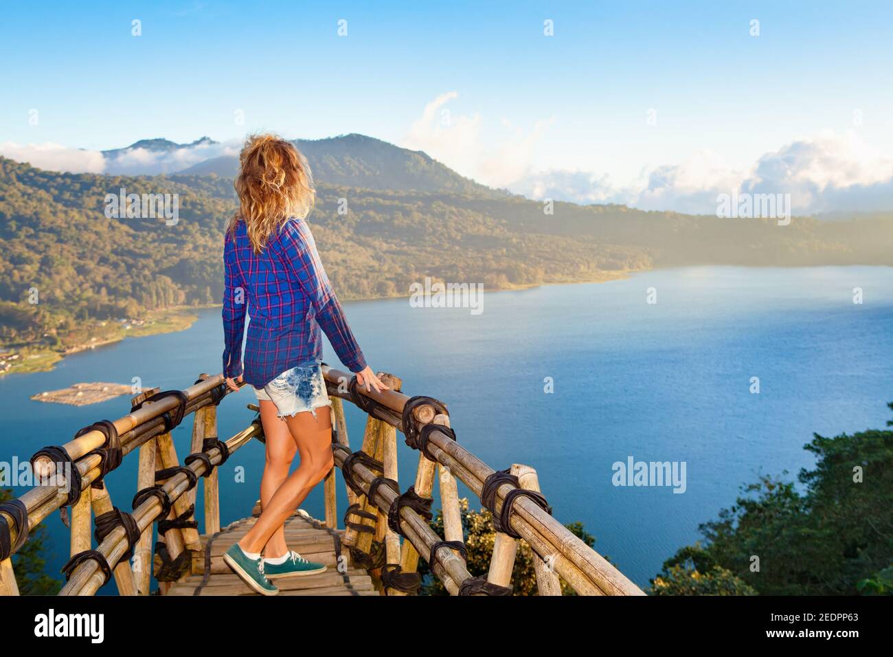 Vacances d'été en famille. La jeune femme se trouve sur le balcon, sur la falaise. Bonne fille regardant la vue incroyable sur la jungle tropicale. Le lac de Buyan est un voyage populaire d Banque D'Images