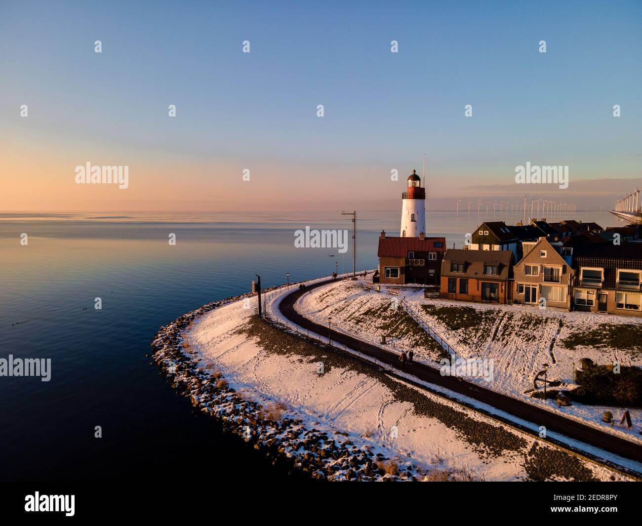 Plage couverte de neige pendant le wnter par le phare d'Urk aux pays-Bas. Temps froid d'hiver aux pays-Bas Banque D'Images