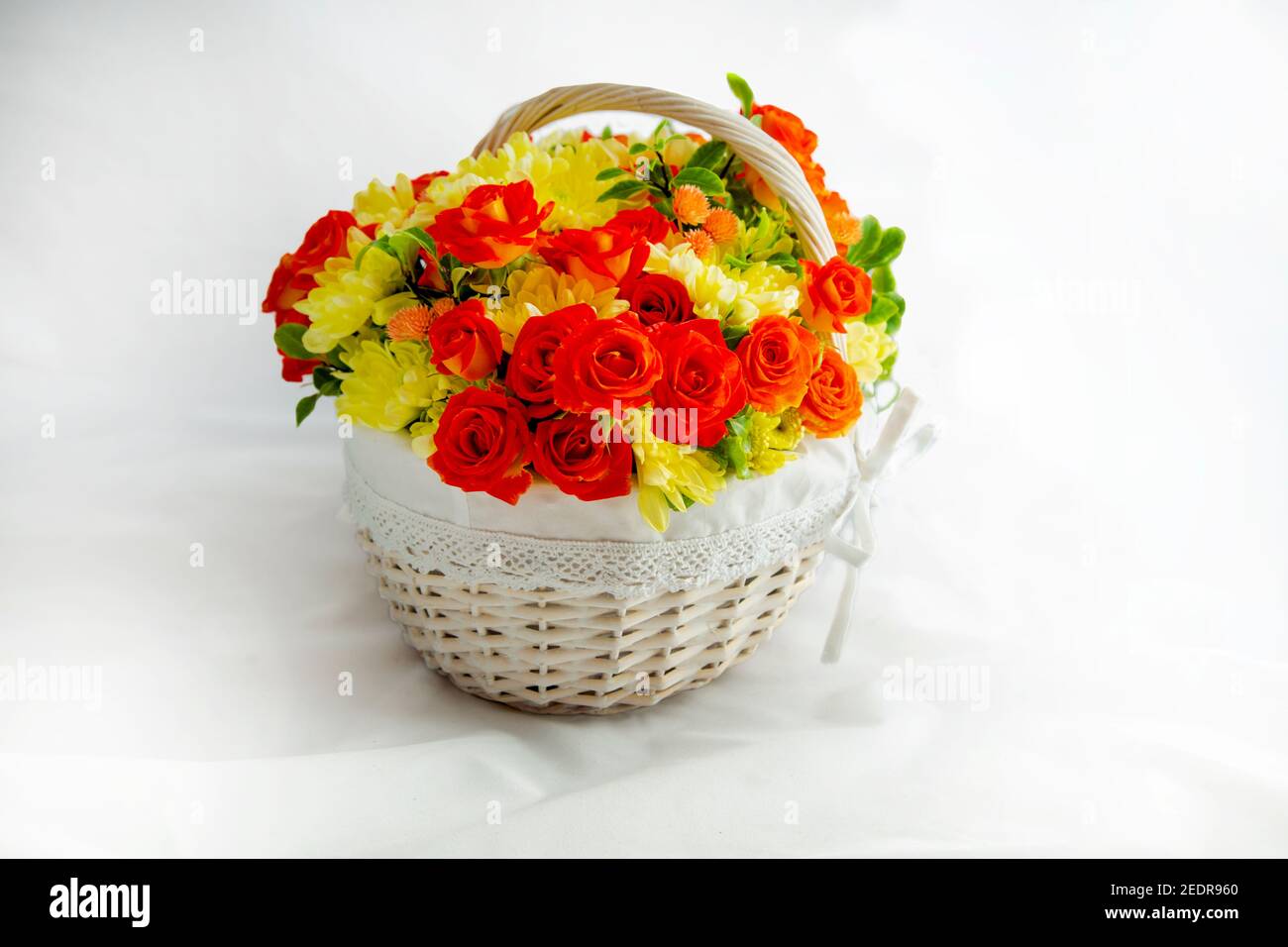 magnifique panier en osier clair avec fleurs jaunes et rouges. vacances, félicitations Banque D'Images