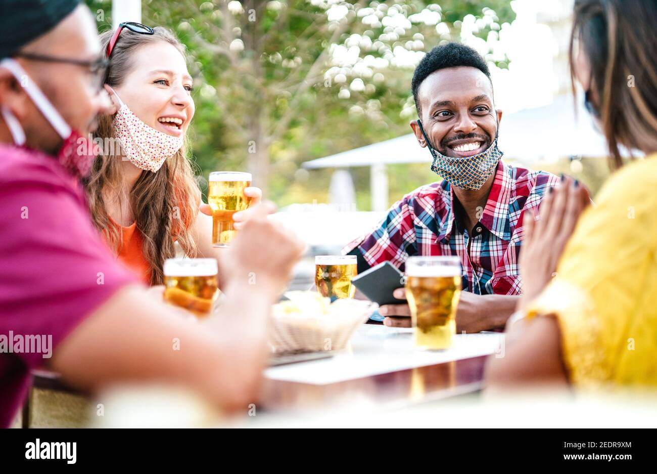 Les gens qui boivent de la bière Banque de photographies et d’images à ...