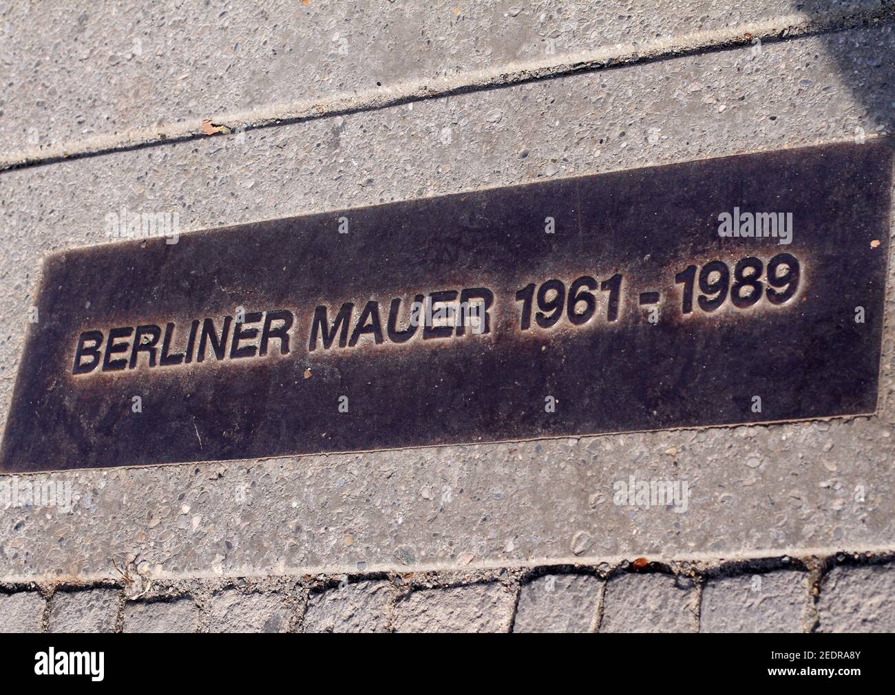 Écrire le mur de Berlin 1961-1989 en allemand sur le terrain dans la rue Banque D'Images