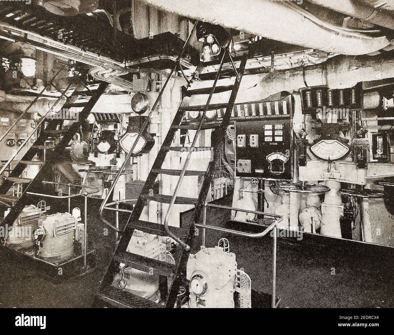 Une photo imprimée ancienne de la plate-forme de commande de la salle des machines à bord du P & O Liner HIMALAYA. Après la Seconde Guerre mondiale, P & O a commencé à reconstruire sa flotte de passagers avec le S HIMALAY au chantier naval Vickers Armstrong de Barrow-in-Furness. Le paquebot brut de 28,047 tonnes était à l'époque le plus grand paquebot au monde. Le navire avait un système d'évaporation de Weir innovant pour la distillation de l'eau potable fraîche de l'eau de mer. Son numéro de Yard avait 951 ans et elle a été lancée par Lady Curry, épouse du Président P&O, le 5 octobre 1948. Banque D'Images